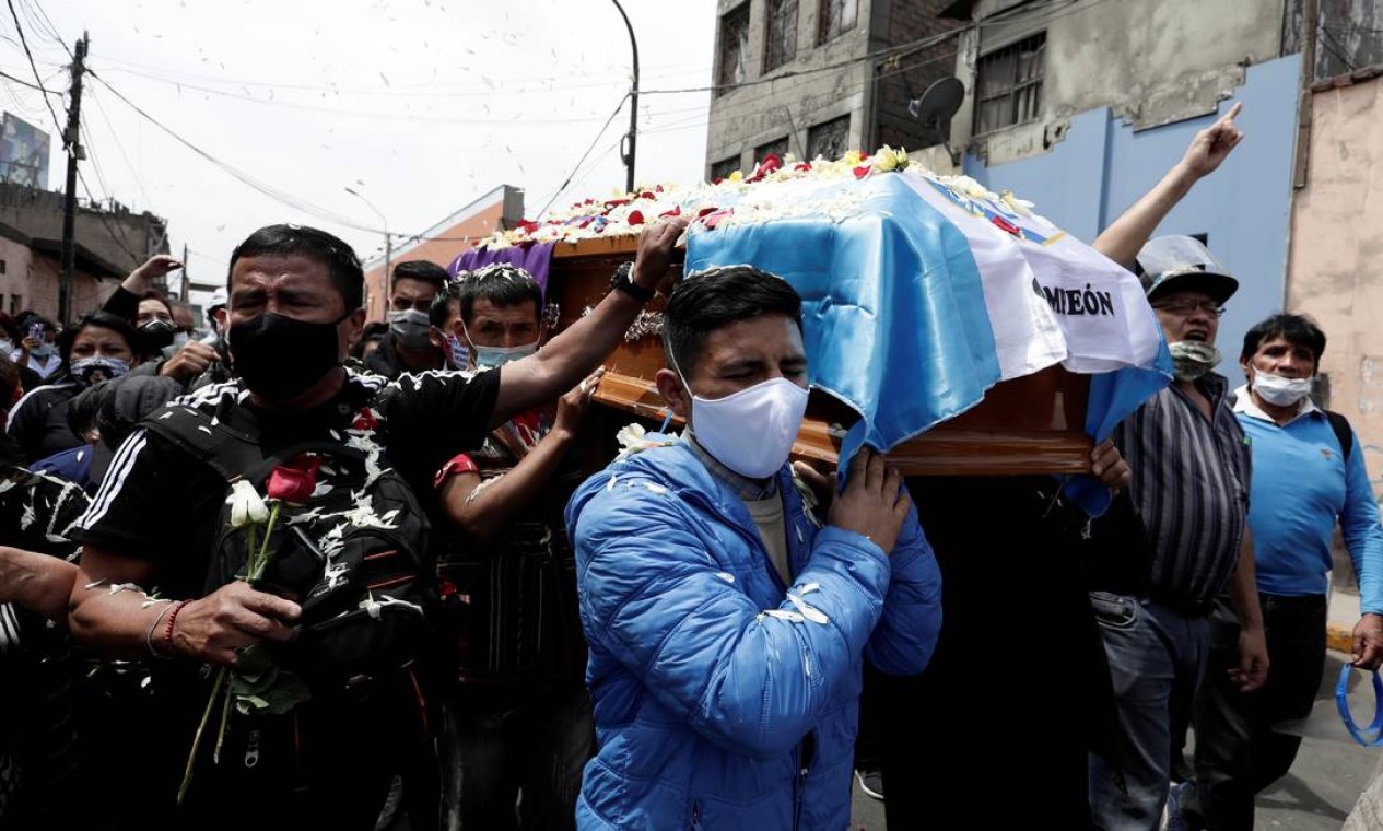 Parentes e amigos de Inti Sotelo, morto nos protestos em Lima, carregam seu caixão. Uma missão do Escritório do Alto Comissariado das Nações Unidas para os Direitos Humanos avaliará, a partir desta quarta-feira, o impacto sobre os direitos humanos da crise política no Peru Foto: STRINGER / REUTERS