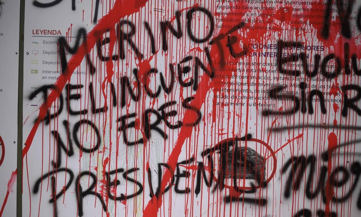 A revolta da população deixou marcas pela capital do país: "Merino delinquente, não é [nosso] presidente" Foto: ERNESTO BENAVIDES / AFP - 14/11/2020