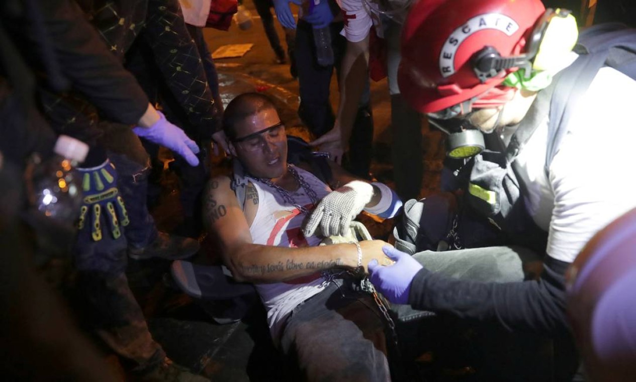 Manifestante ferido recebe atendimento durante noite de protestos em Lima Foto: SEBASTIAN CASTANEDA / REUTERS - 15/11/2020