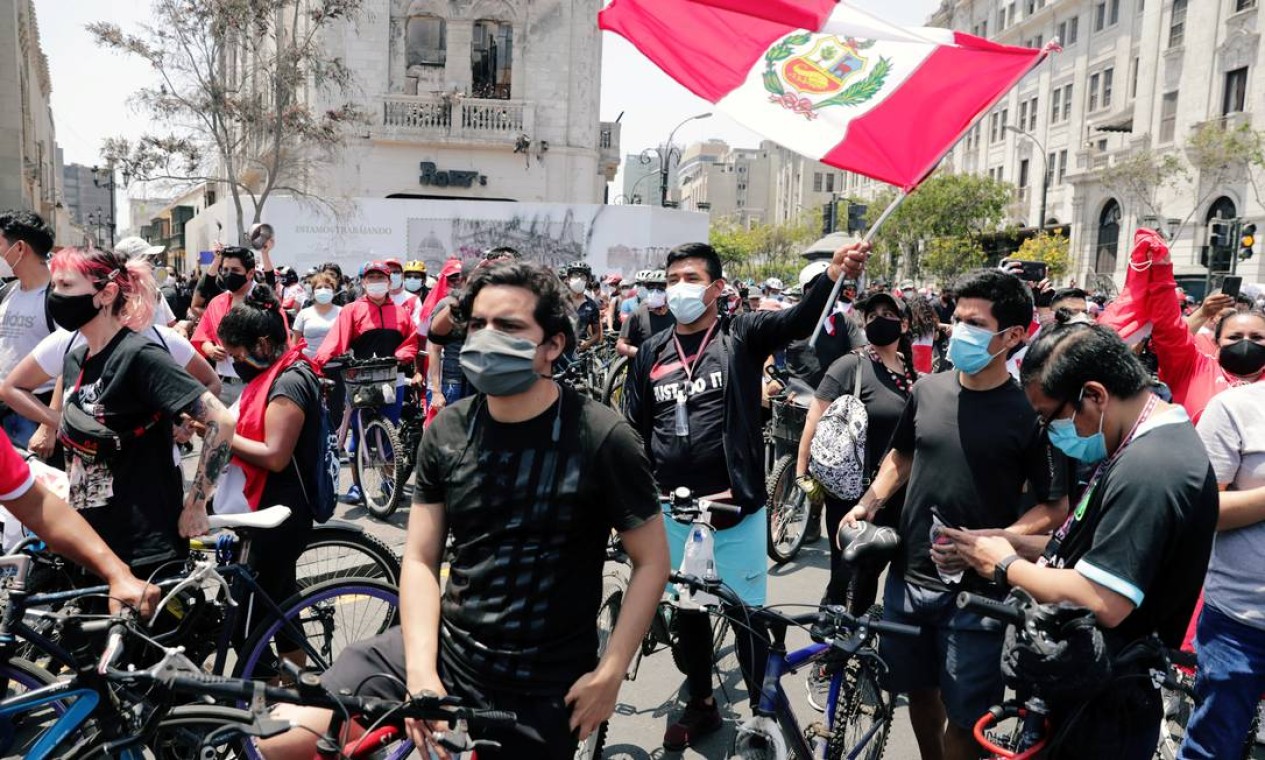 Peruanos tomaram as ruas para pressionar Manuel Merino a renunciar, depois de um impeachment tratado como "golpe" pela população Foto: SEBASTIAN CASTANEDA / REUTERS - 15/11/2020