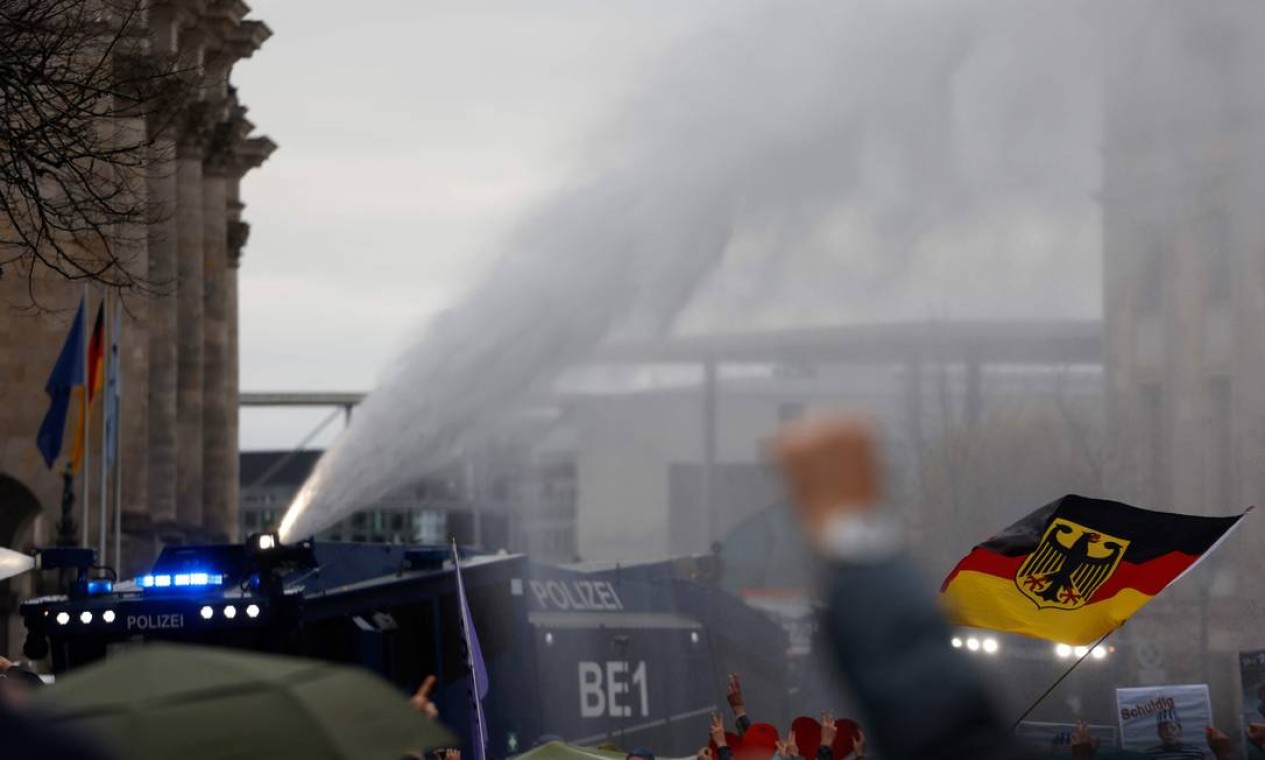 Polícia usa canhão de água para dispersar manifestação próximo ao parlamento Foto: ODD ANDERSEN / AFP