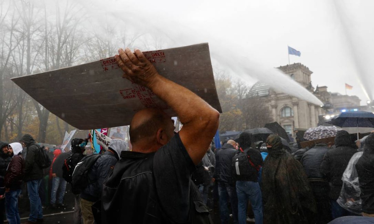 Polícia usa canhão de água para dispersar manifestação próximo ao parlamento Foto: ODD ANDERSEN / AFP