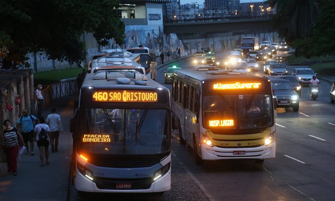 Ônibus no Rio: queda na demanda pode levar a alta das passagens em 2021 Foto: Pedro Teixeira / Agência O Globo