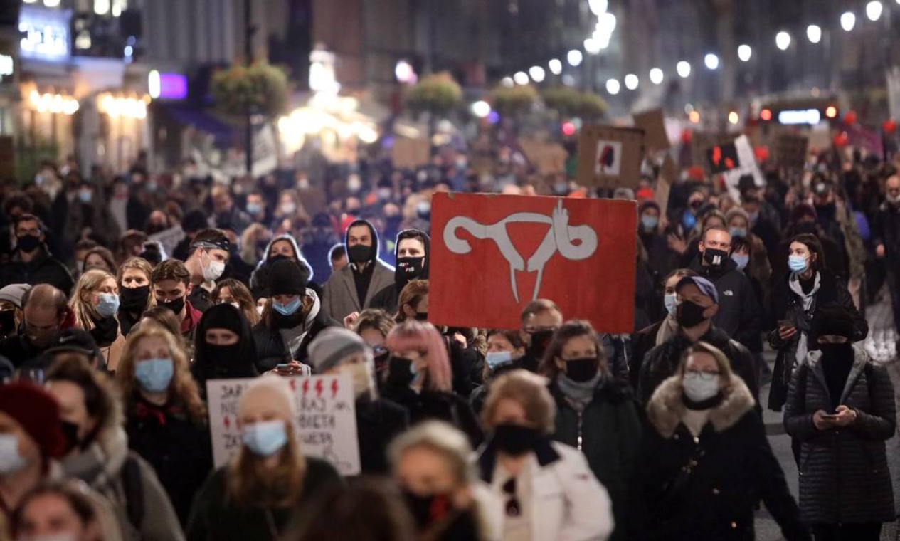 Pessoas participam de um protesto organizado pelo movimento Strajk Kobiet (Greve de Mulheres), após uma decisão judicial que impõe a proibição total do aborto, em Varsóvia, Polônia Foto: AGENCJA GAZETA / via REUTERS