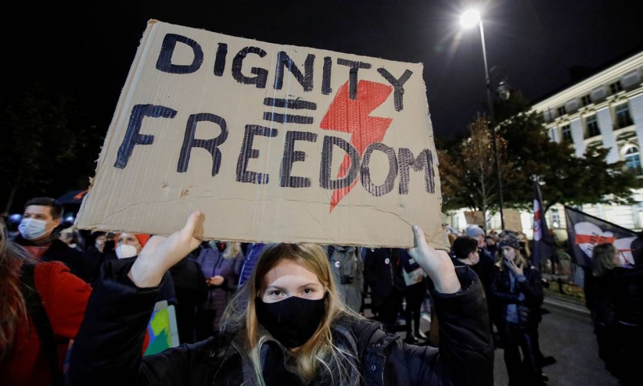 "Dignidade = liberdade", diz o cartaz de manifestante em Varsóvia Foto: KACPER PEMPEL / REUTERS - 30/10/2020