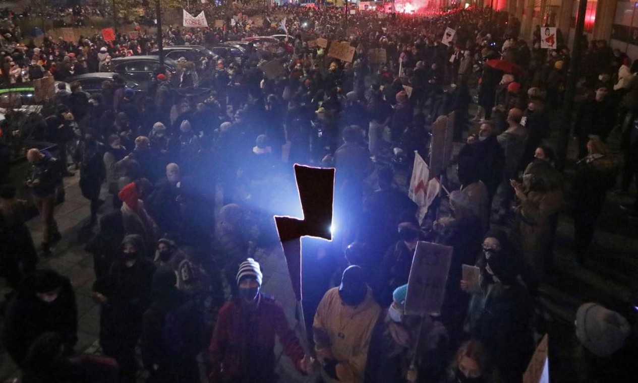 O raio vermelho, símbolo do movimento Strajk Kobiet (Greve das Mulheres), aparece iluminado durante um protesto após contra a proibição quase total do aborto, em Varsóvia Foto: AGENCJA GAZETA / via REUTERS