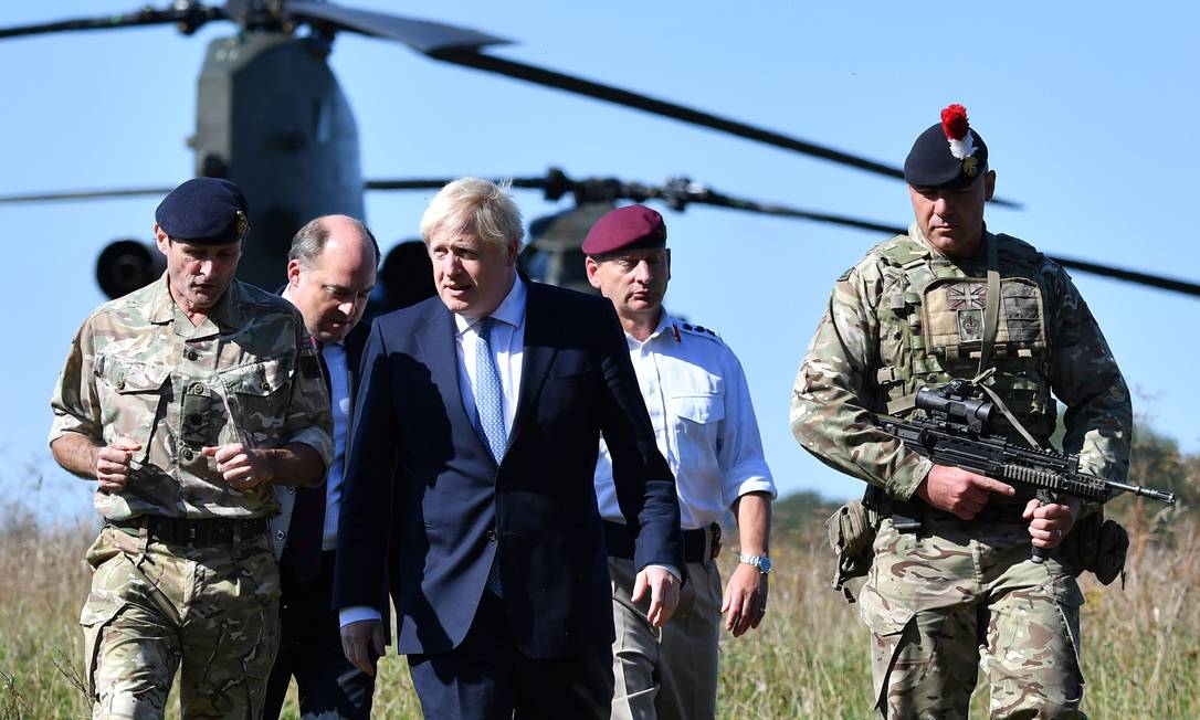  Boris Johnson, com o ministro da Defesa Ben Wallace, visita área militar em Salisbury em novembro do ano passado Foto: BEN STANSALL / AFP