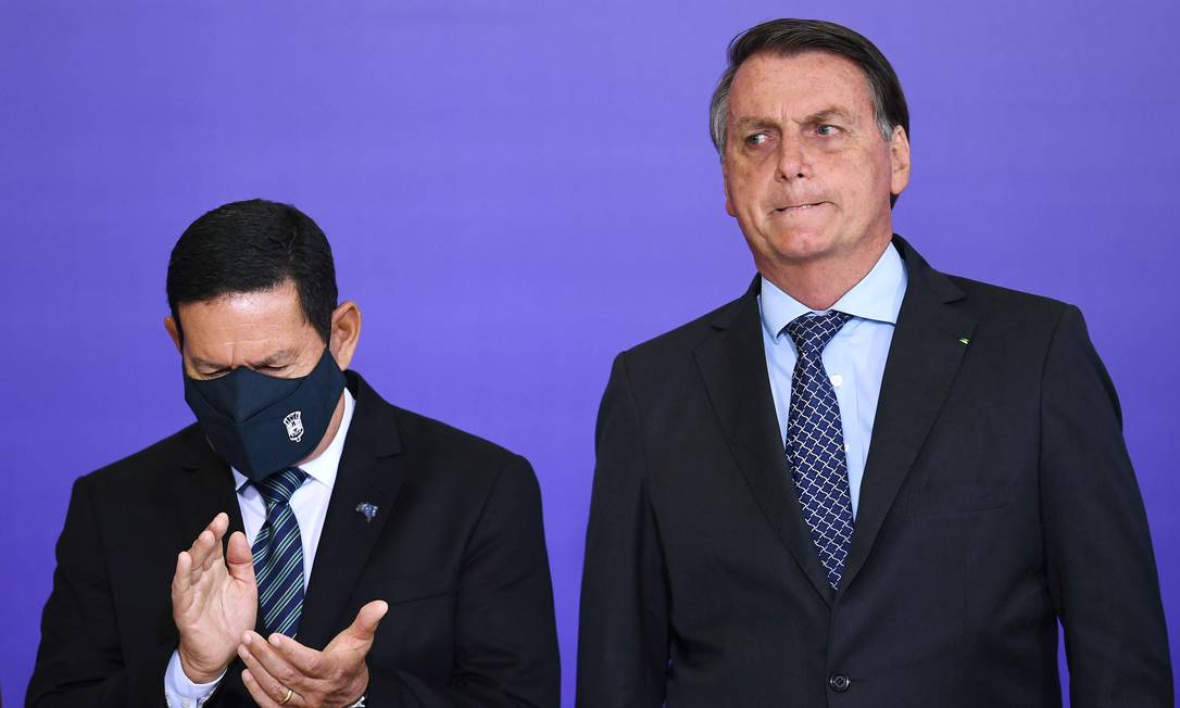 O vice-presidente Hamilton Mourão e o presidente Jair Bolsonaro participam de cerimônia no Palácio do Planalto Foto: Evaristo Sá/AFP/09-11-2020