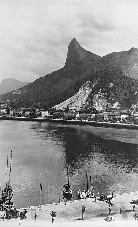 Praia de Botafogo e o Corcovado, ainda sem a estátua do Cristo Redentor Foto: C. Armeilla
