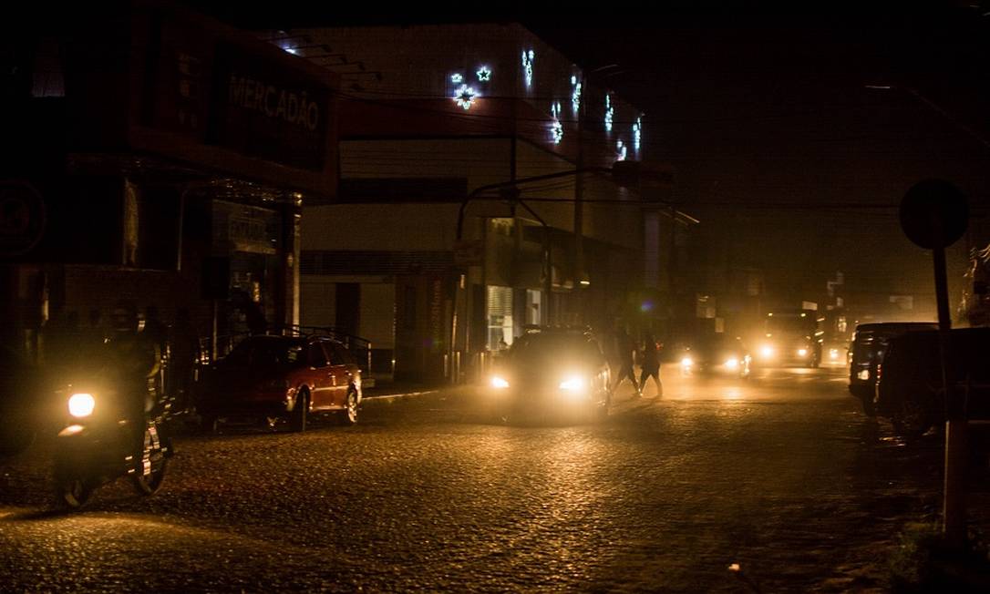 Macapá às escuras, iluminada apenas por faróis de carros Foto: Fotoarena / Agência O Globo