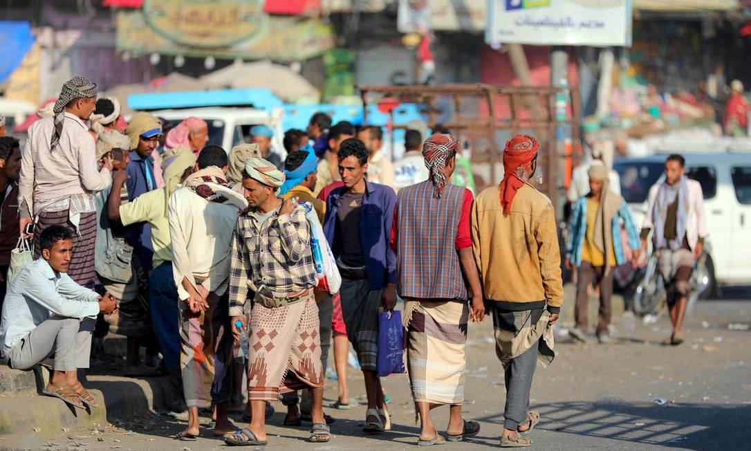 Trabalhadores manuais procuram empregos emprego pelas ruas da cidade Taez, no Iêmen Foto: AHMAD AL-BASHA / AFP