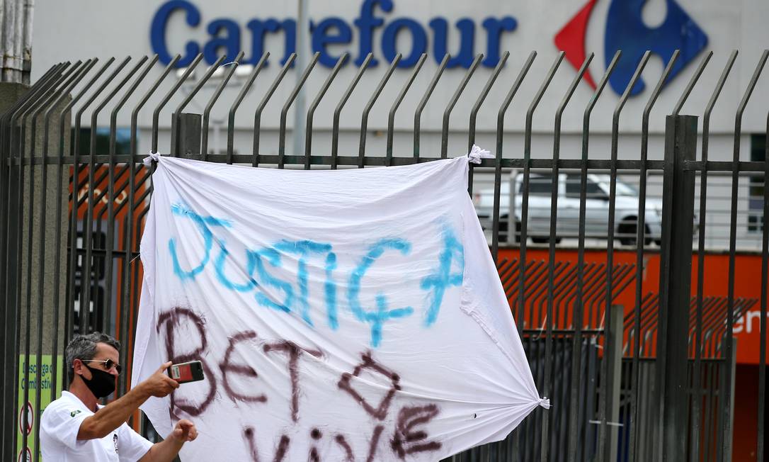 Manifestantes invadem Carrefour em SP durante protesto contra morte no RS -  20/11/2020 - UOL Notícias