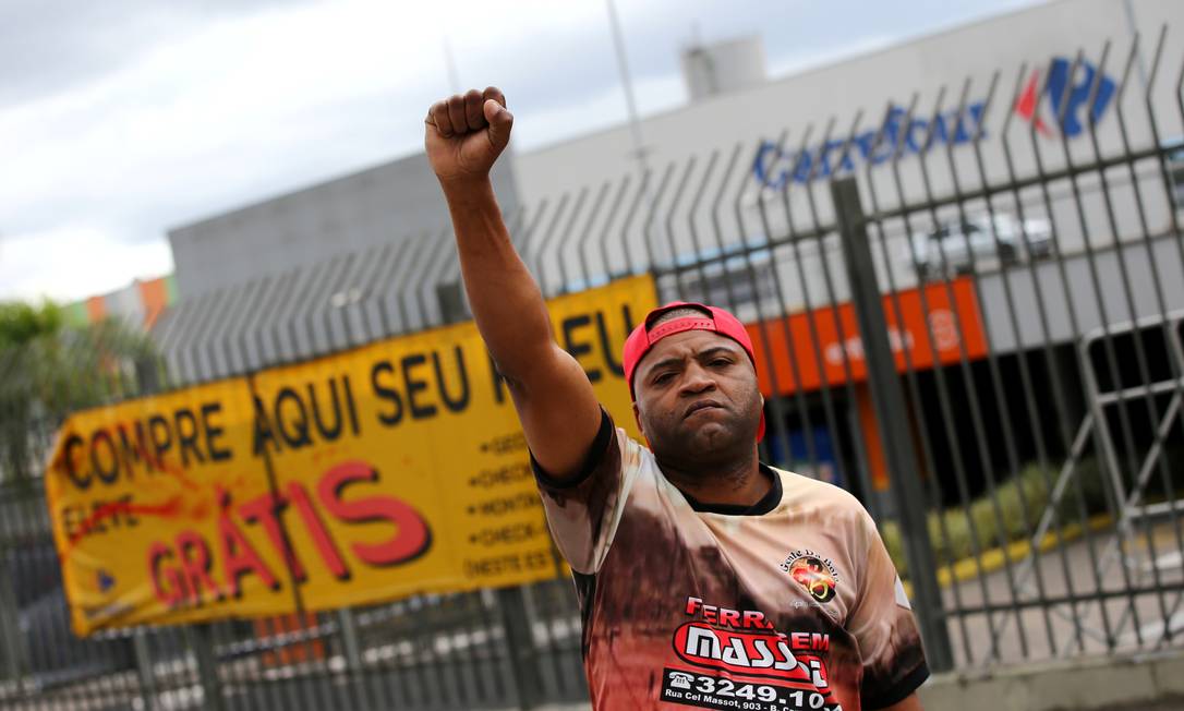 Manifestantes invadem Carrefour em SP durante protesto contra morte no RS -  20/11/2020 - UOL Notícias