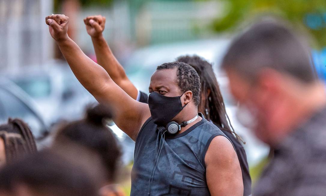 Manifestantes invadem Carrefour em SP durante protesto contra morte no RS -  20/11/2020 - UOL Notícias