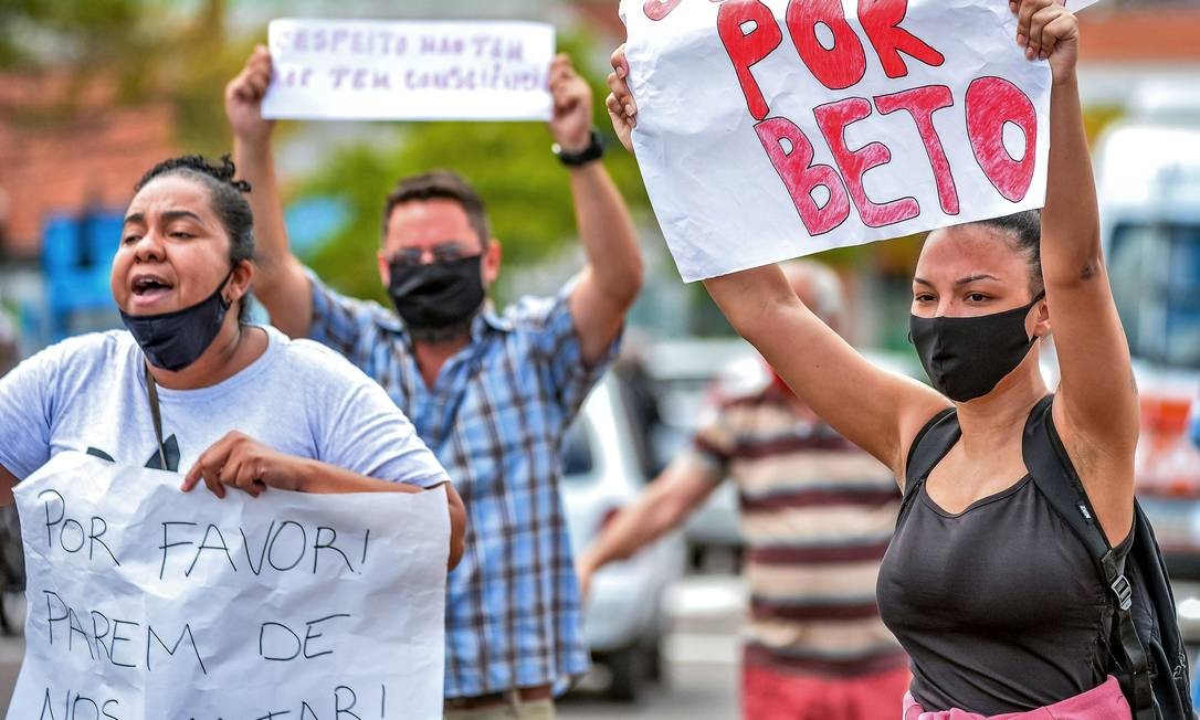 People protest in front of Carrefour where Beto was killed by two white men, one of them is a military policeman Photo: SILVIO AVILA / AFP