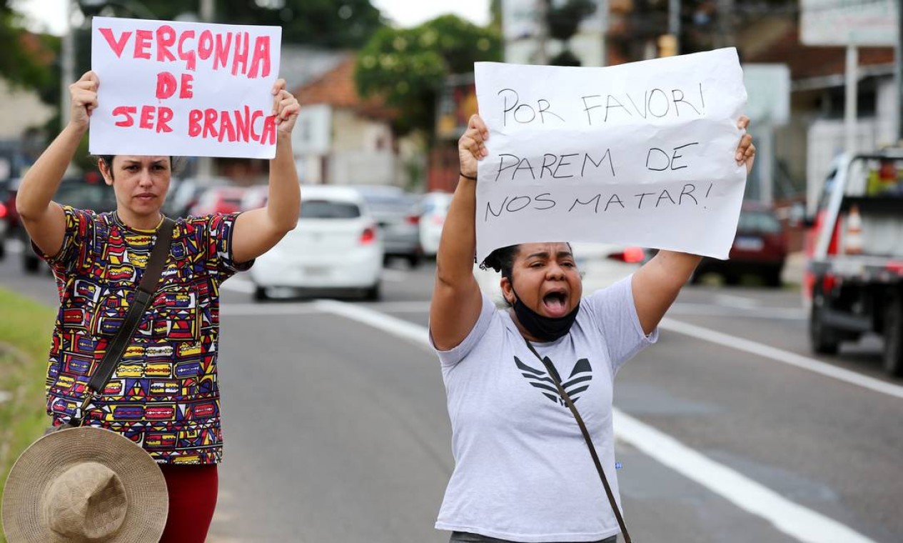 Uma mulher branca e uma negra protestam em frente ao Carrefour onde Beto foi assassinado Foto: DIEGO VARA / REUTERS