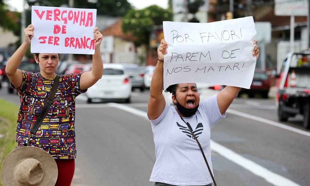 Manifestantes invadem Carrefour em SP durante protesto contra morte no RS -  20/11/2020 - UOL Notícias