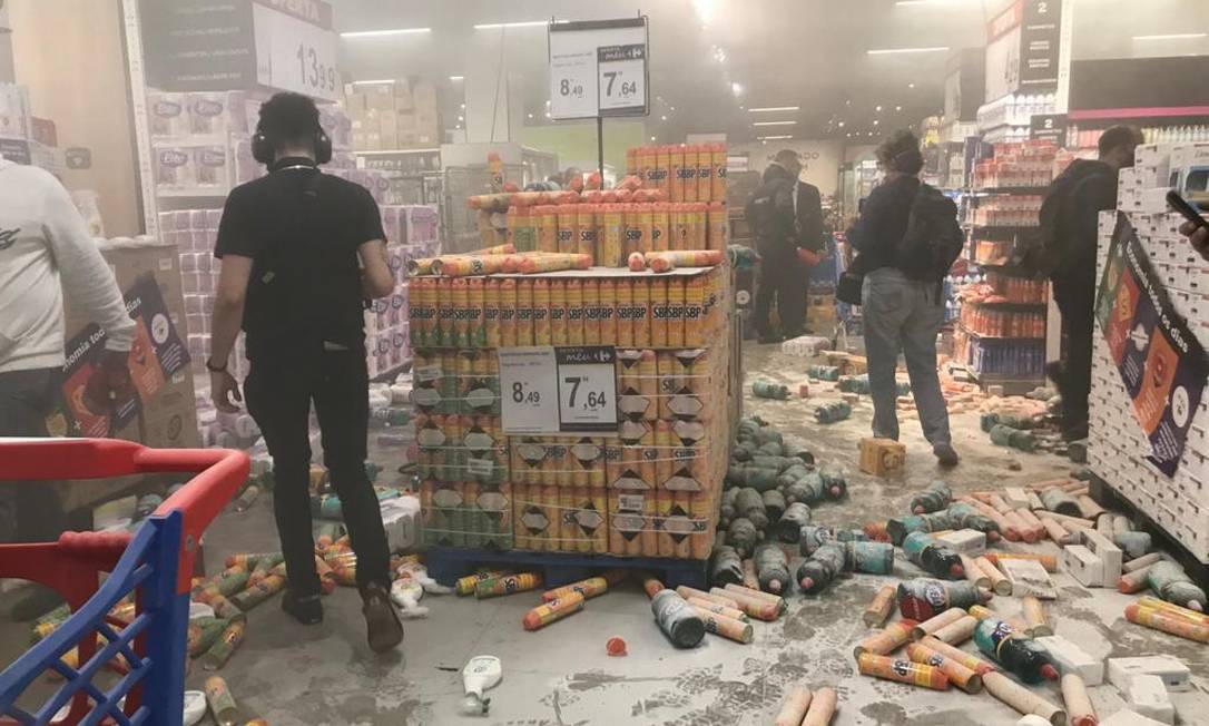Supermercado Carrefour foi invadido e destruído nesta sexta-feira, na região dos Jardins, em São Paulo Foto: Edilson Dantas / O Globo