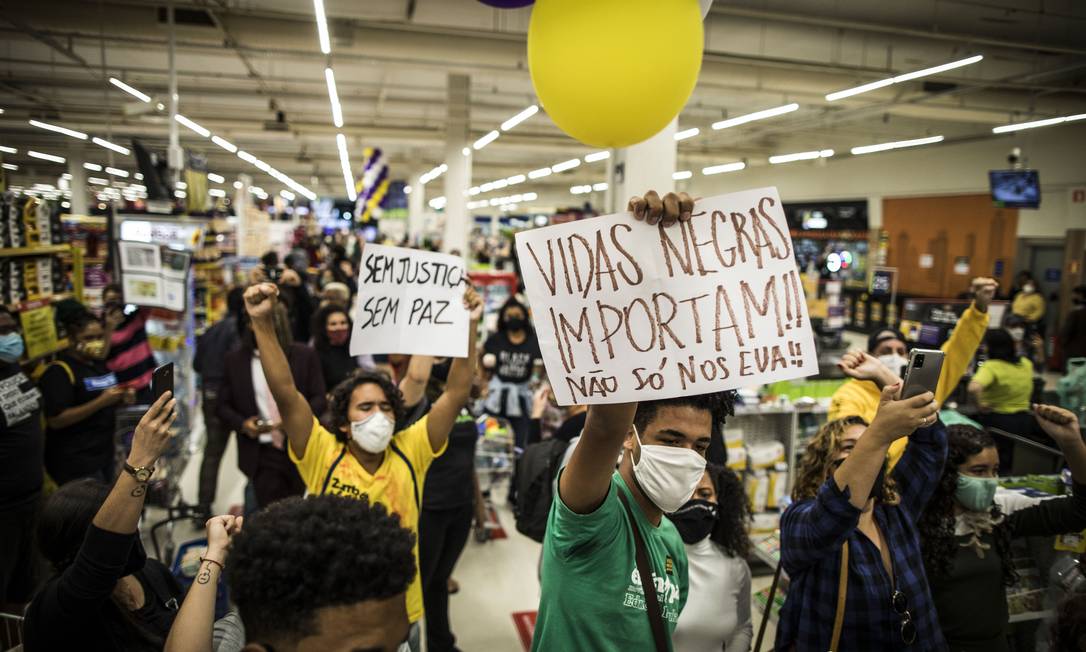 Manifestantes fecham uma loja do Carrefour, no Rio de Janeiro, após a morte de João Alberto Freitas Foto: Guito Moreto / Agência O Globo