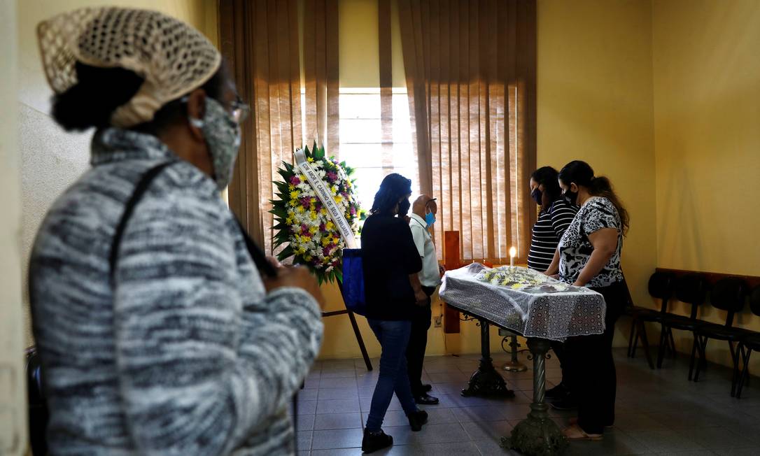 Familiares e amigos no funeral de João Alberto Silveira Freitas, na manhã de sábado (21/11/2020) em Porto Alegre Foto: DIEGO VARA / REUTERS