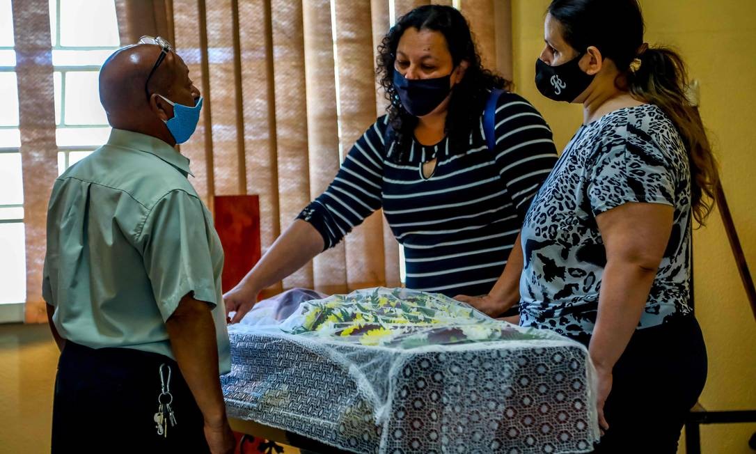 Family and friends at the wake of João Alberto Freitas Photo: SILVIO AVILA / AFP