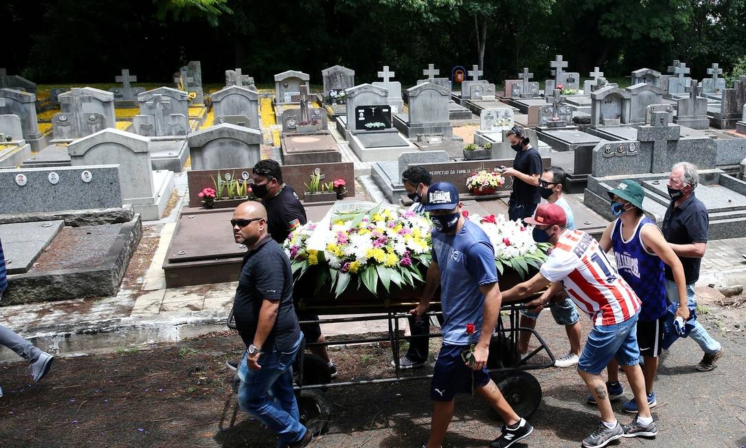 Coffin with the body of João Alberto Freitas is pushed during the burial in Porto Alegre Photo: DIEGO VARA / REUTERS