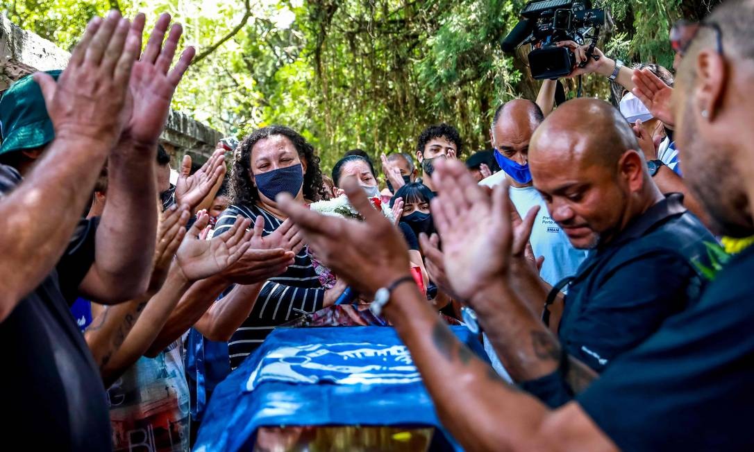 Family and friends applaud João Alberto Freitas during the wake in Porto Alegre Photo: SILVIO AVILA / AFP