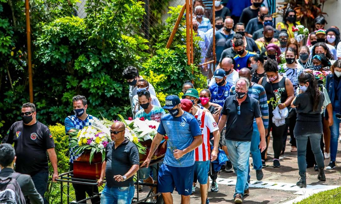 Family and friends follow the procession for the burial of João Alberto Freitas, Nego Beto this Saturday (21), in Porto Alegre Photo: SILVIO AVILA / AFP