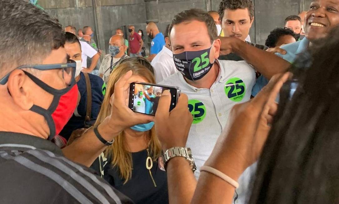 Eduardo Paes posed for photos with supporters during the campaign campaign in Santa Cruz Photo: Playback