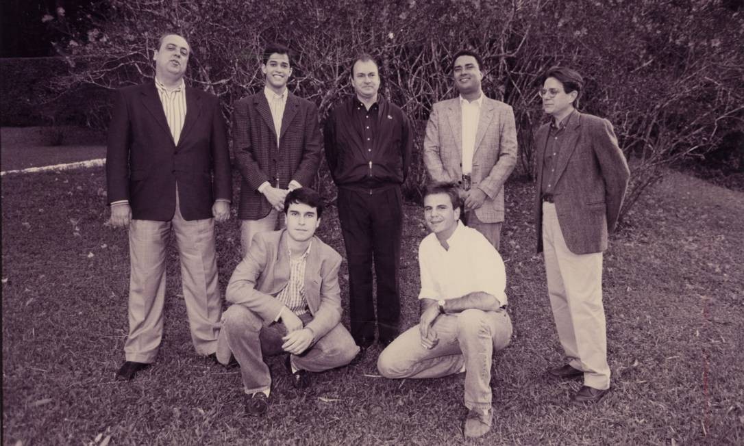 Eduardo Paes, crouched to the right, among a team of advisers to the then mayor of Rio, Cesar Maia, in 1995 Photo: Domingos Peixoto / Agência O Globo