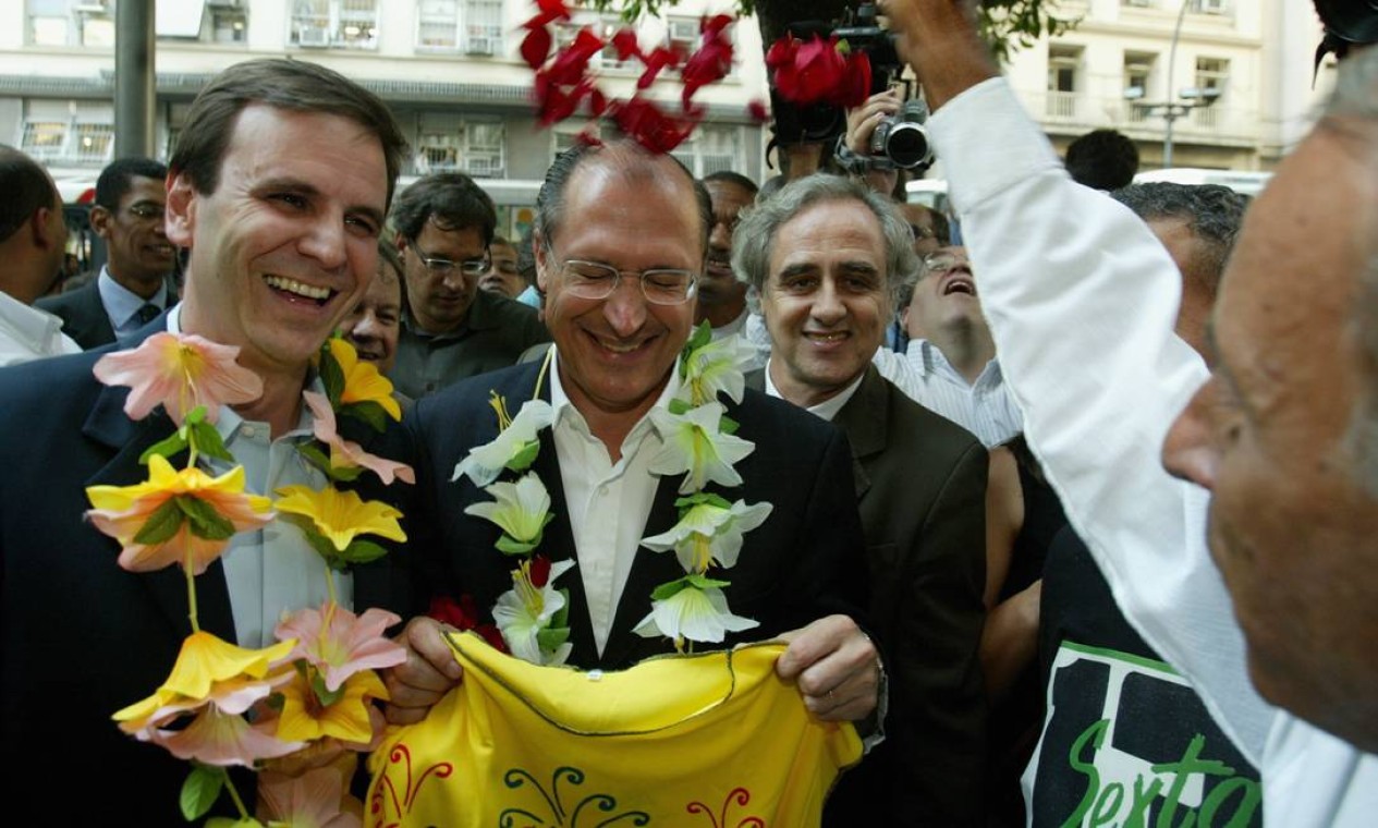 Em 2006, Paes, então candidato ao governo do estado do Rio, faz acampanha ao laldo de Geraldo Alckim, candidato à Presidência da República, em frente à sede da ABI, no centro do Rio Foto: André Teixeira / Agência O Globo