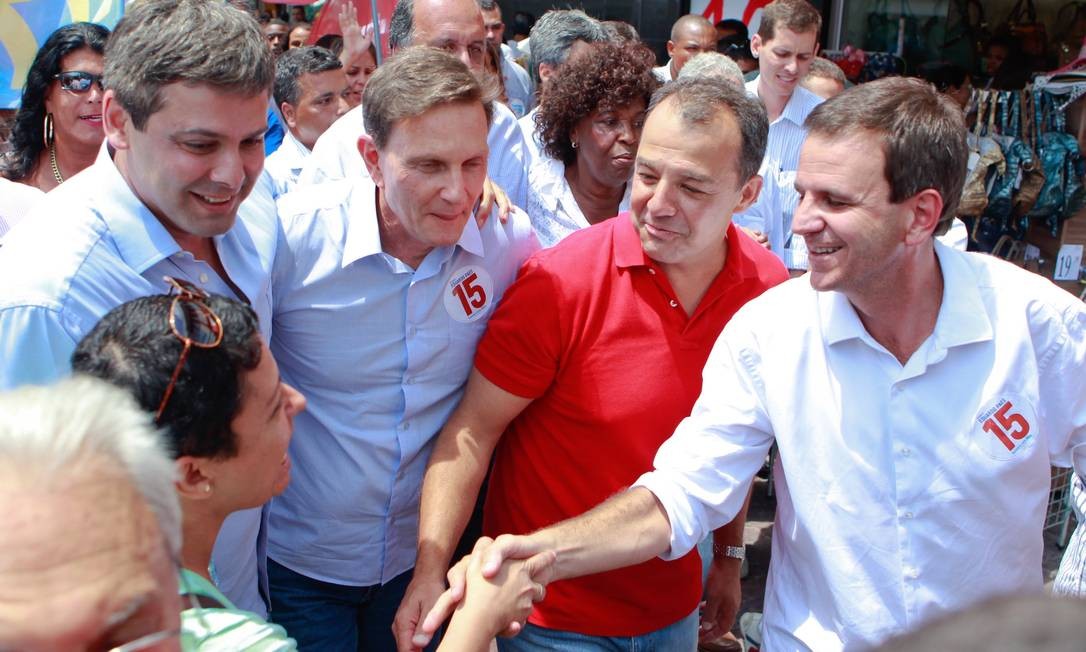 In 2012, Paes, campaigning for re-election, in the streets of Madureira, accompanied by Governor Sérgio Cabral and Senators Lindbergh Farias and Marcelo Crivella.  The then mayor was re-elected in the first round, with 64% of the votes Photo: Pedro Kirilos / Agência O Globo