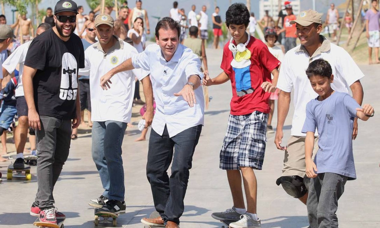 Prefeito e candidato à reeleição, Eduardo Paes anda de skate durante visita ao Parque de Madureira, na campanha de 2012 Foto: Márcio Alves /  
