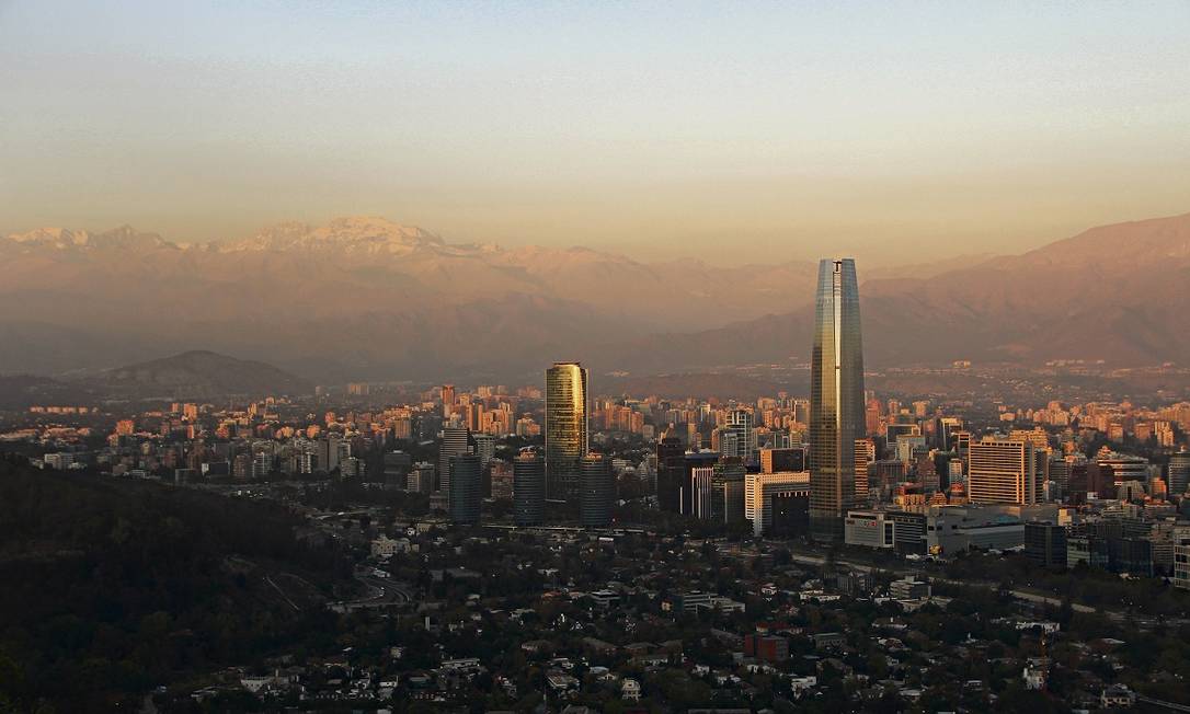 Santiago, a capital do Chile, vista do alto do Cerro de San Cristóbal Foto: Eduardo Maia / O Globo