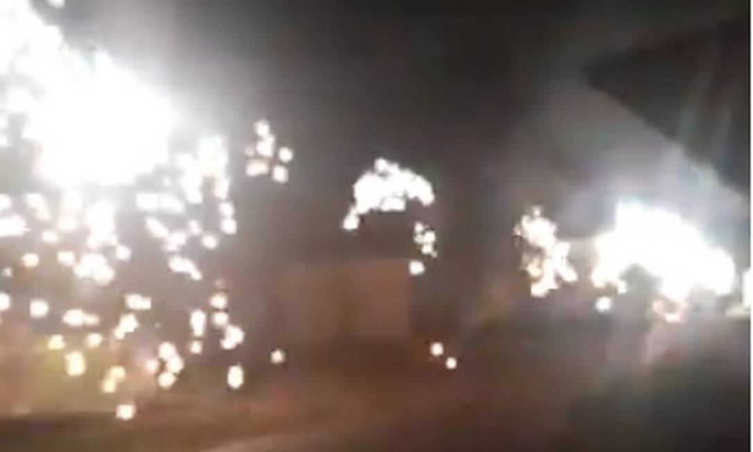Moradores da rua Laranjeiras, em Macapá, se assustaram com explosões na rede eletrica Foto: Reprodução/Twitter