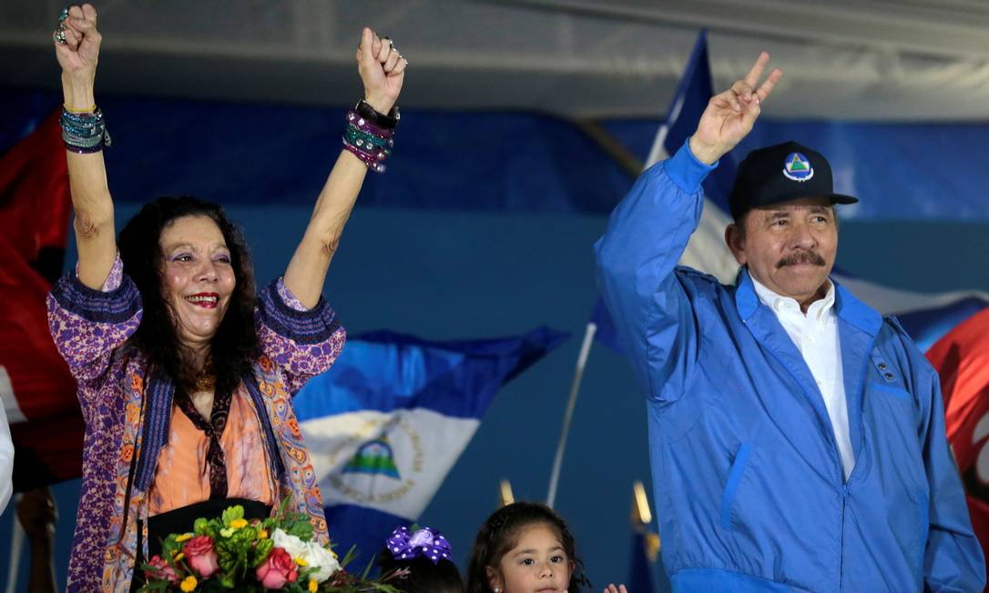 Daniel Ortega e a primeira-dama, Rosario Murillo, cumprimentam apoiadores durante evento em Manágua Foto: OSWALDO RIVAS / Reuters/13-11-2018