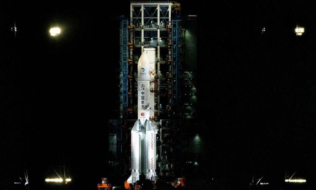 O foguete Longa Marcha 5 foi lançado nesta segunda (23) da Chiana rumo à Lua Foto: Alexei Ivanov / Alexei Ivanov/TASS