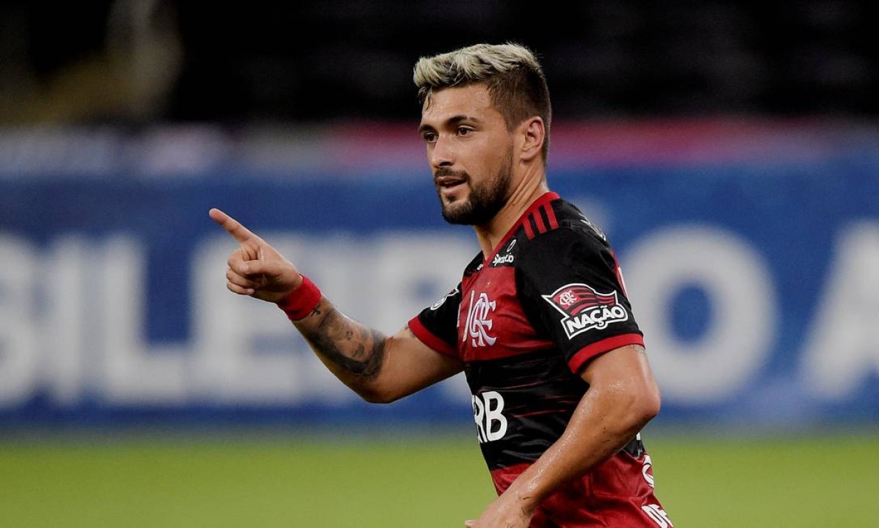 Boca Juniors se interessa pela contratação do lateral Isla, do Flamengo