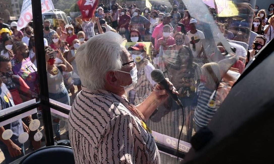 The deputy of Boulos, Luiza Erundina (PSOL) participated in a walk in Jaraguá and then went for a walk in the Jardim Rincão, West Zone of the city Photo: Playback / Social Networks -