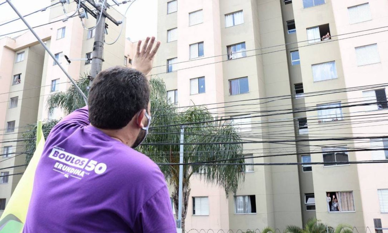 Guilherme Boulos (PSOL) acena para eleitora em moradia popular no bairro Ermelino Matarazzo, Zona Leste de São Paulo Foto: Reprodução / Redes Sociais -