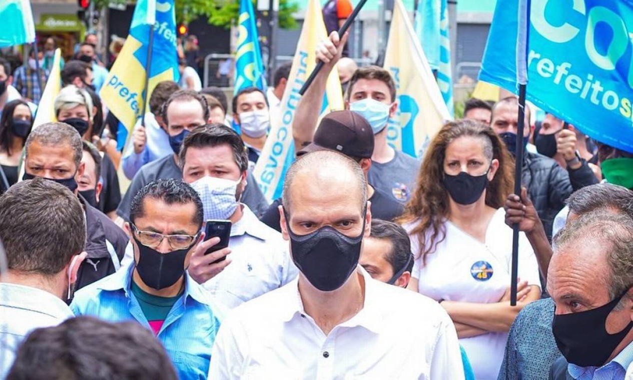 Bruno Covas (PSDB) caminha com apoiadores Foto: Reprodução / Redes Sociais - 23/11/2020