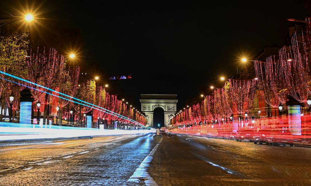 Avenida Champs-Elysees e Arco do Triunfo, em Paris, ficaram vazios na inauguração das luzes do Natal Foto: STEFANO RELLANDINI / AFP