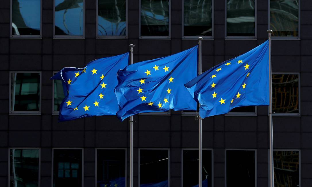 Bandeiras da União Europeia tremulam em frente à sede da Comissão Europeia em Bruxelas, na Bélgica Foto: YVES HERMAN / REUTERS/21-08-2020