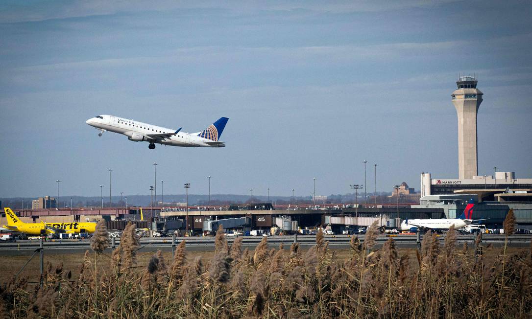 Avião saindo do Aeroporto Internacional de Newark, em Nova Jersey Foto: Kena Betancur / AFP