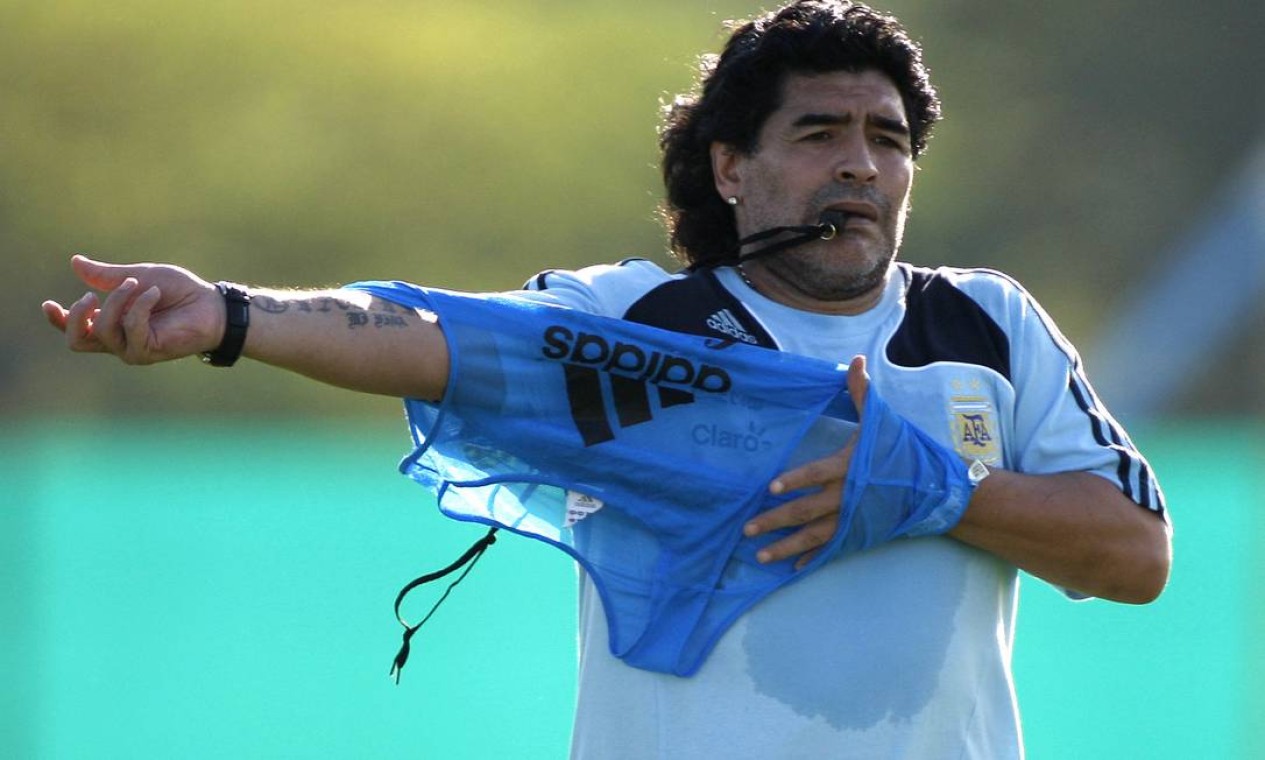 Diego Maradona, idolatrado por milhões de argentinos por sua brilhante carreira no futebol – incluise pela conq1uista do último mundial do país, no méxico, em 1986 – não teve o mesmo sucesso como técnico da seleção Foto: Enrique Marcarian