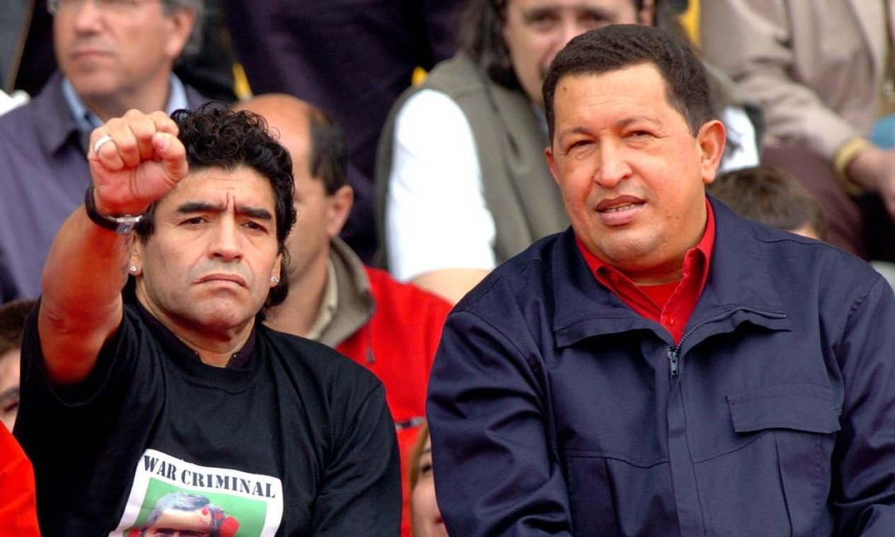 Maradona, acompanhado do presidente venezuelano Hugo Chávez, participou de ato contra a Área de Livre Comércio das Américas (ALCA) e a presença do presidente dos Estados Unidos, George W. Bush, na IV Cúpula do Américas, em 2005 Foto: Ivan Franco / Arquivo - 04/11/05
