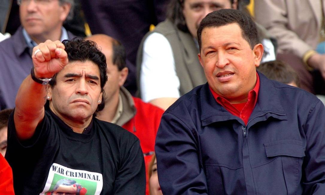 Maradona, acompanhado do presidente venezuelano Hugo Chávez, participou de um ato contra a Área de Livre Comércio das Américas (ALCA) e a presença do Presidente dos Estados Unidos, George W. Bush, na IV Cúpula das Américas, em Foto de 2005: Ivan Franco / Archive - 11/04/05