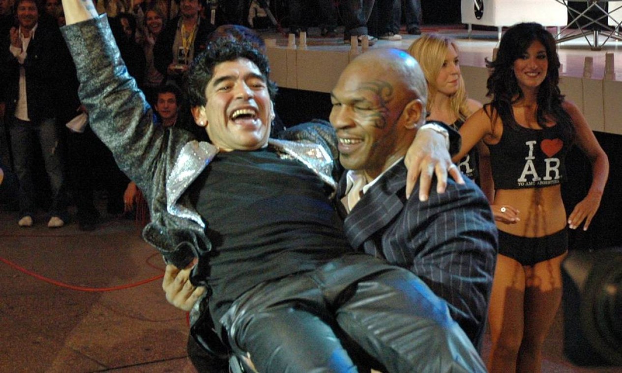 Campeão mundial de boxe peso-pesado Mike Tyson dos EUA levanta a lenda do futebol argentino Diego Maradona durante o programa semanal de televisão de Maradona 'La noche del 10' (A Noite dos 10), em Buenos Aires Foto: Reuters - 07/11/2005