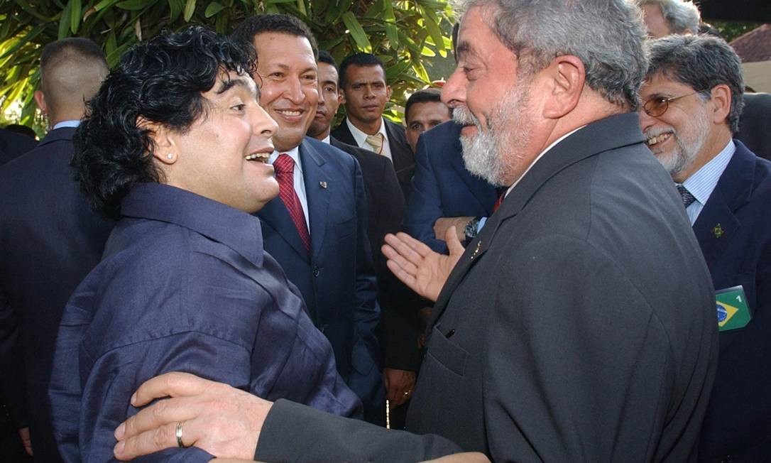 Diego Armando Maradona cumprimenta o ex-presidente Lula sobre o presidente brasileiro Luiz Inácio Lula da Silva, à direita, enquanto o presidente venezuelano Hugo Chávez, ao centro, assiste durante recesso da reunião presidencial no complexo Camatagua, no leste Puerto Ordaz, Venezuela, terça-feira, 29 de março de 2005. (AP Photo / Marcelo García / Miraflores Assessoria de Imprensa) ** EFE OUT ** Foto: Marcelo García / Archive - 29/03/2005