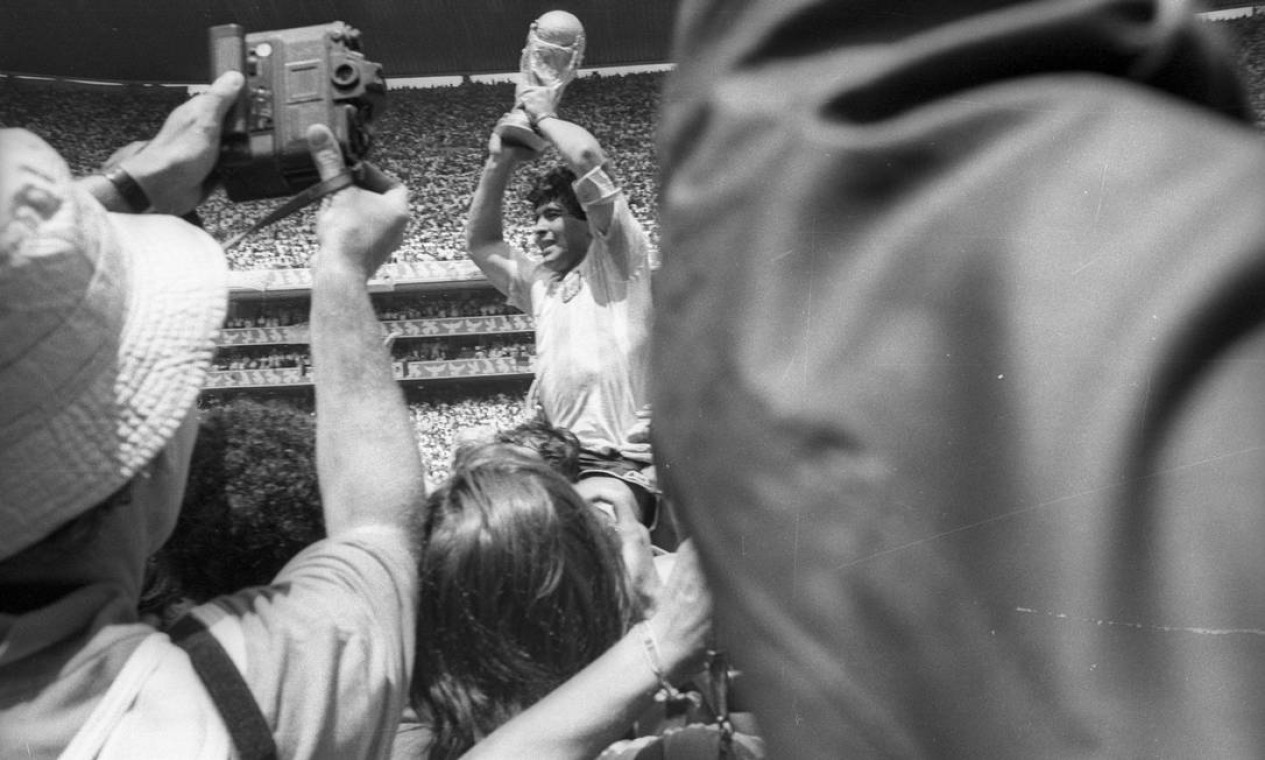 Diego Maradona ergue a taça da Copa do Mundo do México, em 1986, depois vencer a Alemanha Ocidental por 3 a 2. Foi a última vez que a Argentina ganhou o título mundial Foto: Luiz Pinto / Agência O Globo - 29/06/1986